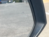 【ブラインドスポットモニター】走行中、ドアミラーの死角になりやすい箇所に後続車が接近するとサイドミラーのレンズに警告を表示!ドライバーに注意喚起をしてくれます。