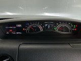 メーターの横に液晶カラーディスプレーを装備。航続可能距離等の情報やHonda SENSINGの注意・警告を表示します!