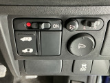 パワースライドドアの開閉はスマートキーのリモコンやドアノブは勿論、運転席側のスイッチ操作でも開閉ができ、安全・簡単です