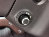 【電動調整ステアリングコラム】電動でステアリングの位置を微調整できます。またシートメモリと組み合わせることでハンドル位置も記録することができます。