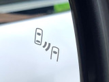 【ブラインドスポットモニター】走行中、ドアミラーの死角になりやすい箇所に後続車が接近するとサイドミラーのレンズに警告を表示!ドライバーに注意喚起をしてくれます。