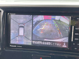車を真上から見ているように、周囲の状況を把握しながら安心して駐車が行えるアラウンドビューモニター装備!