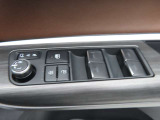 運転席のパワーウインドースイッチ部です。よく触れる場所だからこそ、使用状態があらわれますよね。ぜひこうした所もチェックしてください。