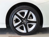 純正のアルミホイール装着車です。タイヤサイズは215/45R17です。