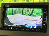 【バックカメラ】駐車時に後方がリアルタイム映像で確認できます。大型商業施設や立体駐車場での駐車時や、夜間のバック時に大活躍!運転スキルに関わらず、今や必須となった装備のひとつです!