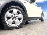 ●純正15インチアルミホイール:輸入車ならではの卓越した走りを支えるホイールと足回りです!日本車の走りに慣れている方にもぜひ体感して頂きたいほど、高いレベルでまとまっています!