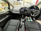 インパネ廻りの写真です。フロアーCVTですので、運転がしやすいです。純正メモリーナビ付きですので、ドライブやご旅行にとても便利です。