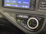 【オートエアコン】一度お好みの温度に設定すれば、車内の温度を検知し風量や温度を自動で調整。暑い&hellip;寒い&hellip;と何度もスイッチ操作をする必要はありません。快適な車内空間には必須の機能ですね♪