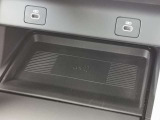 【ワイヤレスデバイスチャージング】ワイヤレス充電が可能になります。ケーブル接続のわずらわしさがなくなり、運転席周りもスッキリします。