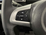 ステアリングスイッチ付きで、運転中に視線を前に向けたまま操作できます。