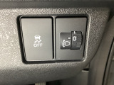 ハンドルの右側にはヘッドライトレベライザーとVSA(ABS+TCS+横滑り抑制)の解除スイッチがついています。ヘッドライトレベライザーは道路状況や積荷の加重に応じてライトの高さを調節できます。