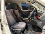 運転席まわりには十分なスペースがあり、大柄な方でもゆったり運転していただける環境です。