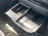 インストセンターロアBOX・グローブBOX・カップホルダー付きインストセンタースライドトレイ等、車内に持ち込んだ小物やドリンクが片付く収納も充実です。