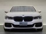 【キドニーグリル】BMWの代名詞。一目見ただけでBMWであると認識できる確固たるアイコンとして存在感を放ちます。