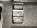 セレクトレバーの右に電子制御パーキングブレーキがあります。スイッチひとつで、停車した地点の傾斜などをシステムが検知・判断してブレーキ力を自動的に最適制御し、しっかり停車できるパーキングシステムです。