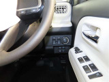 電動格納式ミラーです。ボタン一つで開閉できるのですれ違い時や駐車時に便利です!