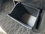車内に持ち込んだ小物やドリンク食べ物がきちんと片付く収納も充実です。こちらは、大容量のインストセンターロアBOXになります。CDや袋を取り付けてダストBOX等に使えます。