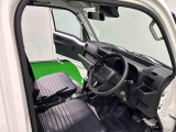 見易い計器類と運転し易いドライビングポジションは、視角も少なく前方&左右の見切りが良く運転し易いクルマです