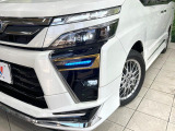 【LEDヘッドライト】悪天候や夜間走行時も良好な視界を確保し安心して運転できる高輝度LEDヘッドライトを装備!点灯速度が早く、消費電力も抑えられています。