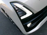 LEDフォグランプ。鮮やかな白光色で明るく照らします。