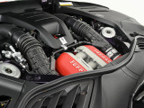 715馬力(カタログ値)を発揮する6.5L V12自然吸気エンジンをフロントに搭載しております。