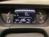 デジタル表示のスピードメーターとタコメーター、燃費やオドメーターなどの表示の他に、ホンダセンシング機能などの表示もできる多機能なマルチインフォメーション・ディスプレイです。