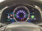 ハイブリット車専用のメーターです。中央のスピードメーターより左右のサブデスプレイで燃費や動力伝達などの情報が見れるようになっています。