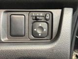 狭い駐車場で便利な電動格納ドアミラーが付いています。