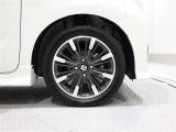 タイヤサイズは(165/55R15)でアルミホイールです。
