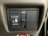 左側電動スライドドアは運転席からでも操作ができるように、ハンドル付近に開閉の操作スイッチが付いています。