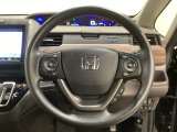 ハンドルにHondaセンシング系のクルーズコントロールやレーンキープアシストなどのスイッチと、オーディオの操作スイッチが装備されています。ハンドルから手を離さず安全に操作できます。