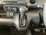 【eコンスイッチ】低燃費運転をサポートするECONモード。スイッチをONすると、エンジンやトランスミッション、A/Cなどを協調制御し、燃費の向上に貢献。エコドライブの効果を高めます。