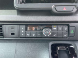 【シートヒーター】座席の内蔵ヒーターで身体を直接温める機能。エアコンより早く温まり、冬の車内でも即座に快適です。エンジンの温まりを待たずに済むため、寒い朝の始動直後に重宝される必須の快適装備です。