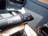 オートライト機能が装備されており暗い場所に入ると車両が検知しライトのON・OFFを自動的に切り替えてくれますので非常に便利な装備です♪