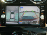 ギアを『R』に入れるとナビ画面に、まるで雲の上から覗いているような映像が映り、駐車をサポートしてくれます。