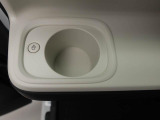 ホットドリンクをちょうどいい温度でキープしてくれる保温機能付きのホッとカップホルダー(前席)。ほっこり快適にドライブをサポート。