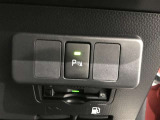 障害物に近づくと、警告音(ピーピー音)やディスプレイ表示で運転者に知らせ、安全な駐車をサポートします。
