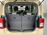 バックドアは雨でも荷が濡れにくい上開き跳ね上げ式。レジャーやショッピングの荷物も積みやすそうですね!