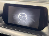 【マツダコネクトナビ】車内の雰囲気にマッチした一体型タイプのナビ。各種車輌設定やBluetooth再生等、様々な機能が楽しめます。直感的なダイヤル操作が可能で、使い勝手も良好です。