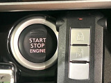 【インテリジェントキー】カバンやポケットに入れたままでもドアの施錠・解錠が可能なスマートキーを装備。エンジンのオン・オフ時もカギを取り出す必要が無いからとっても便利です♪