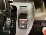 セレクトレバーの下に電子制御パーキングブレーキがあります。スイッチひとつで、停車した地点の傾斜などをシステムが検知・判断してブレーキ力を自動的に最適制御し、しっかり停車できるパーキングシステムです。