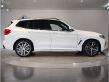 【BMWの伝統-3】BMWのお車は、&ldquo;駆け抜ける歓び&rdquo;を体現しております。走行の安定性とコーナリングの良さを追求し、思い通りにハンドルの操作可能です。