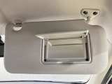 【運転席サンバイザー】鏡が付いているのでメイク直しなどにも便利★