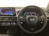【ハンドル】運転にかかわる様々な操作を安全に行えるように視点移動が少なく操作性に配慮されたスイッチ類が凝縮されたコックピットです。