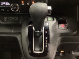 CVT車のセレクトレバーです。低速から高速まで、変速ショックのないスムーズな走りと、エンジン効率のよい領域を維持して燃費にも貢献します。サイドブレーキはスイッチ操作の電子制御パーキングブレーキです。