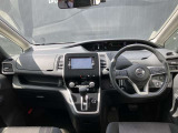 ブラック系の落ち着いた内装とウィンドガラスが大きく視認性の良いフロント周りで、運転がし易いと好評です♪