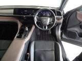革巻きステアリングで快適な操作性の運転席です。