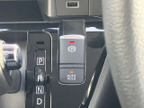 電動パーキングブレーキのスイッチ。信号待ちなどでブレーキを踏み続けなくても良い、オートホールド機能も装備しています。