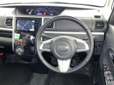 運転席まわりです。 各操作スイッチは使いやすい位置に配置されてます。