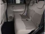 リアシートは可倒式になっていますので、長いお荷物も収納できます!!